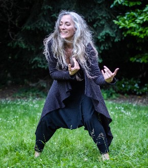 Julia Knežević tanzt frontal als Einladung in die Praxis der 5Rhythmen.